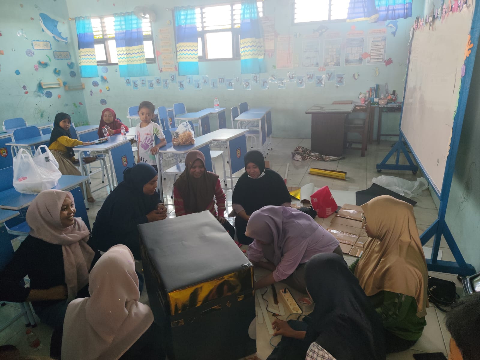 Wali Murid Kelas 1 Kompak Siapkan Properti Pawai Maulid Nabi