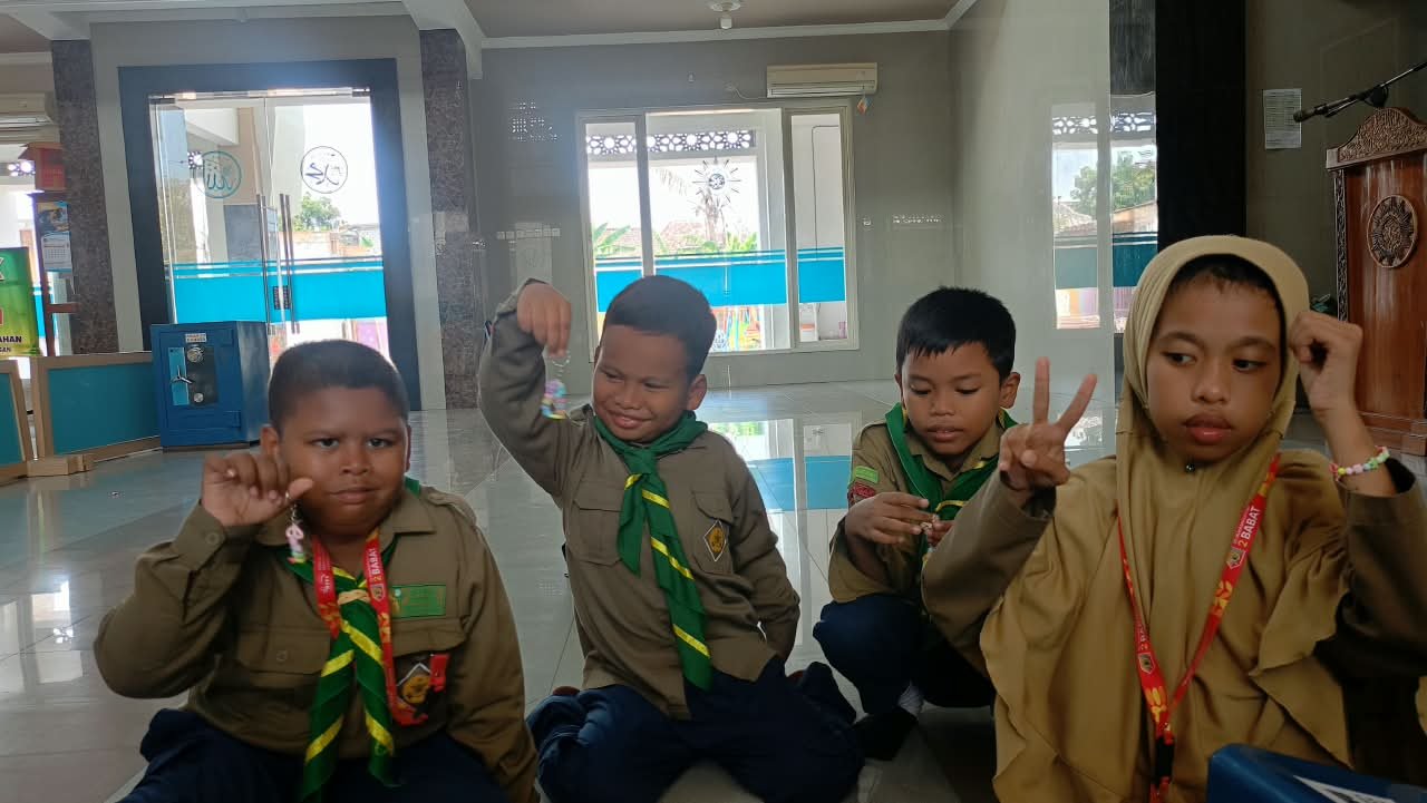 SD Muhammadiyah 2 Babat Latih Motorik Halus Anak Berkebutuhan Khusus Lewat Meronce